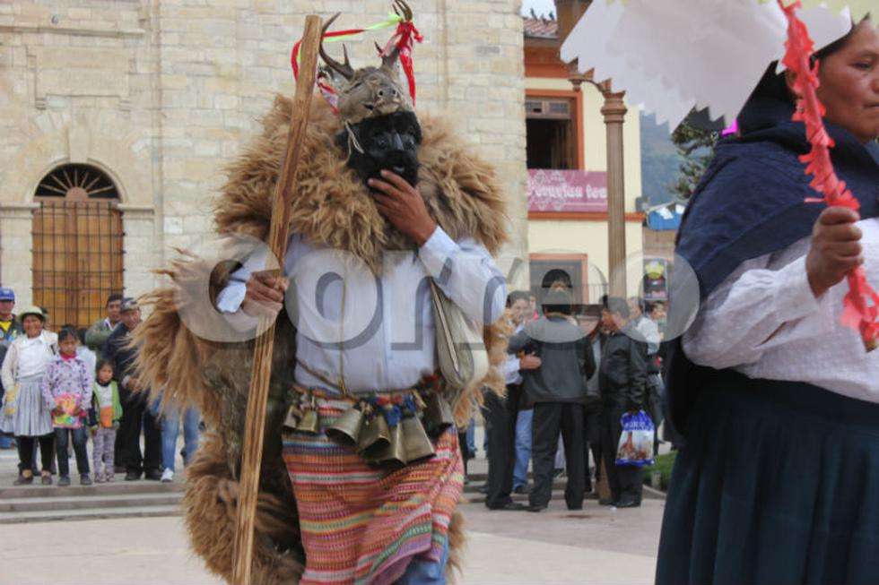 Residentes acobambinos despiden el año con chicha y zapateo