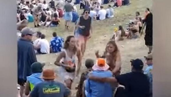 Hombre toca pechos a chica y ella le da una paliza (VIDEO)