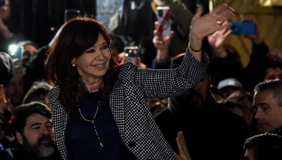 La vicepresidenta de Argentina, Cristina Fernández, enjuiciada por presunta corrupción, saluda a los simpatizantes que se manifiestan frente a su residencia en Buenos Aires, el 29 de agosto de 2022. (Foto de Luis ROBAYO / AFP)
