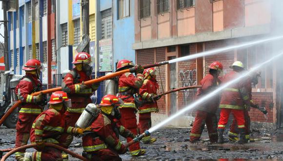 Incendio en La Victoria: Denuncian que al menos tres bomberos fueron despedidos