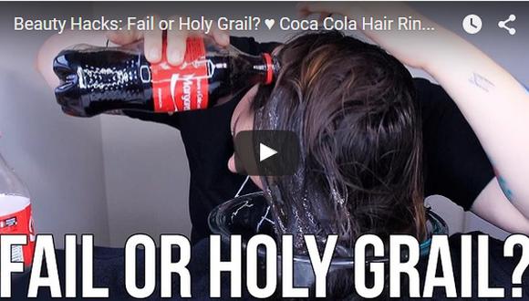 YouTube: No creerás la razón de por qué esta mujer se echa Coca Cola en el cabello (VIDEO)