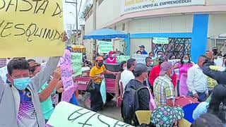 Trabajadores protestan en el Gobierno Regional de Tumbes