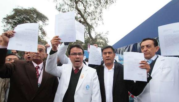 Médicos bloquearon la avenida Javier Prado en medio de su protesta