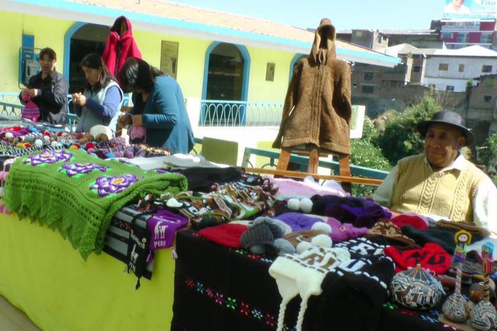 Artesanía y exposición por Día del Folklore 