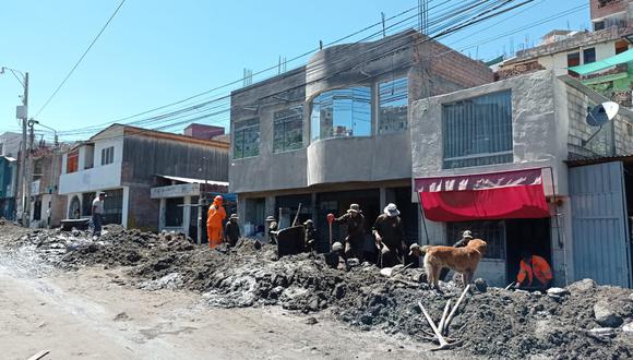 Vecinos retiran el lodo de sus viviendas en la zona de Pozo Negro en Paucarpata