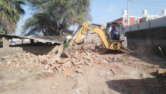 Utilizaron maquinaria pesada para demoler criadero de chanchos en zona urbana de La Victoria.