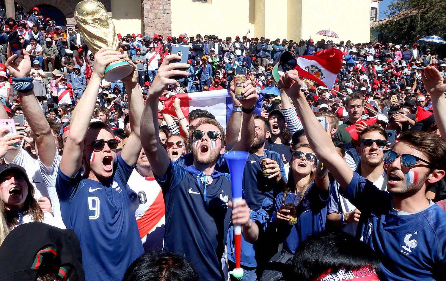 Franceses celebraron clasificación a octavos de final en Cusco (FOTOS)