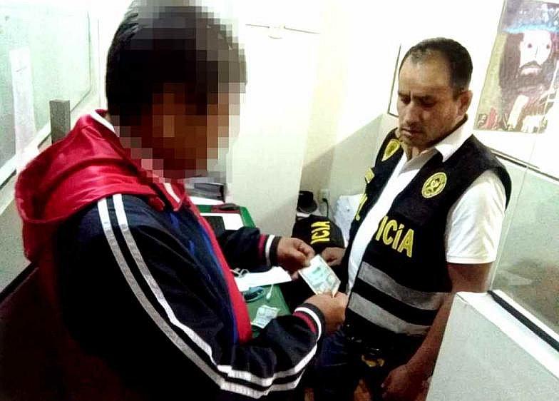 Detienen a un policía por presunto cobro de coima