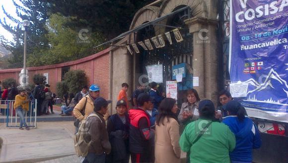 Estudiantes toman local de la Universidad de Huancavelica 