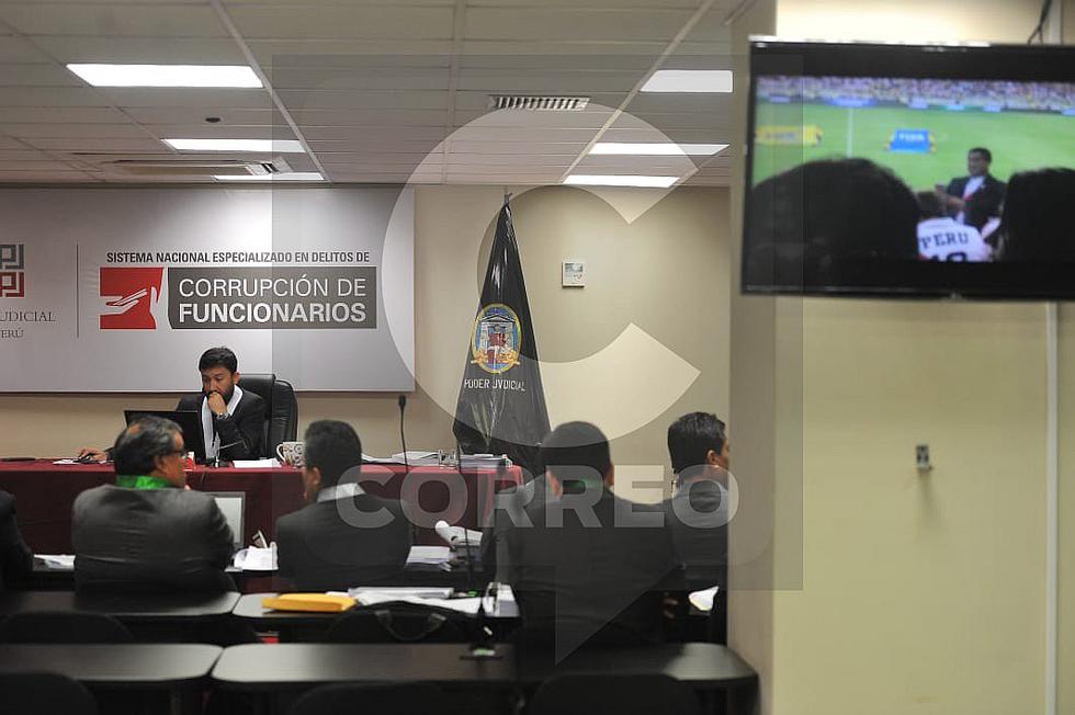 César Hinostroza recibió entradas para 12 partidos de Perú a cambio de favores judiciales, según fiscal