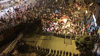 Manifestantes llegaron a protestar cerca de la vivienda en la que se aloja Pedro Castillo