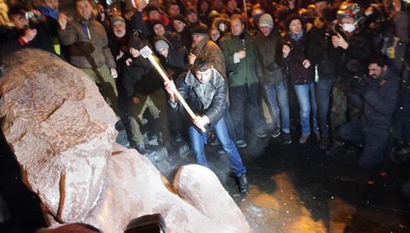 Ucrania: manifestantes derriban monumentos a soldados soviéticos