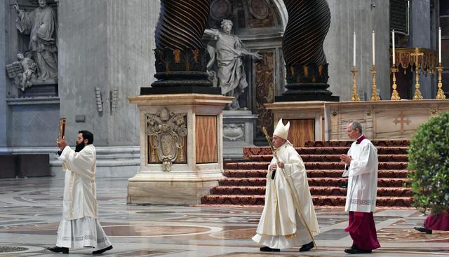 El Papa Francisco y el Maestro de ceremonias litúrgicas pontificias, el sacerdote italiano Guido Marini, asisten a la Misa "En Coena Domini" de la Cena del Señor del Jueves Santo. (ALESSANDRO DI MEO / POOL / AFP)