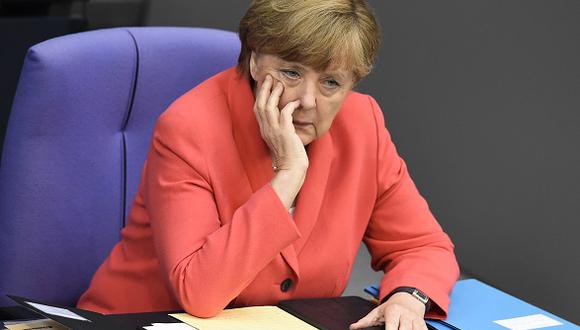 Angela Merkel cayó al suelo tras romperse su silla en un restaurante alemán