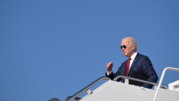El presidente de los Estados Unidos, Joe Biden, saluda antes de abordar el Air Force One antes de partir de la Base Conjunta Andrews en Maryland el 20 de septiembre de 2022. (Foto de MANDEL NGAN / AFP)