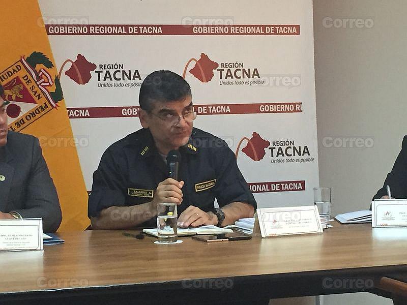 Policías de patrulleros usan celulares ante la falta de radiobases