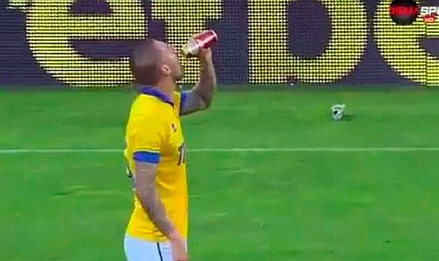 ​YouTube: ¡Insólito! jugador bebe cerveza que lanzaron de la tribuna y anota gol