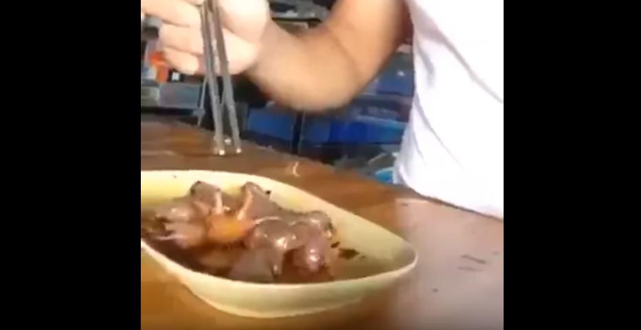 YouTube: Joven chino que come ratas recién nacidas se convierte en viral (VIDEO)