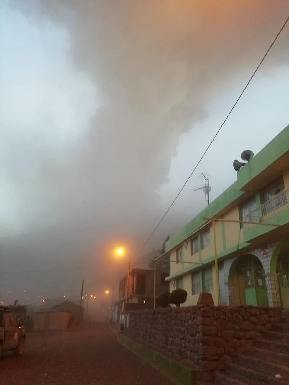 Volcán Ubinas: humareda supera los 5000 metros de altura y se registran explosiones (FOTOS)