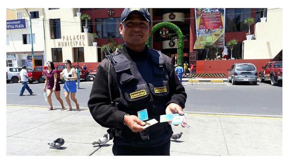 Serenos hallan DNI y tarjeta de crédito en Plaza de Armas de Chimbote 