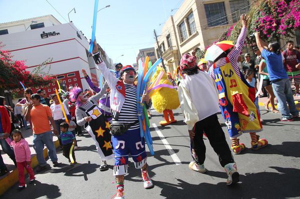 Payasos celebraron su día marchando por las calles (FOTOS)