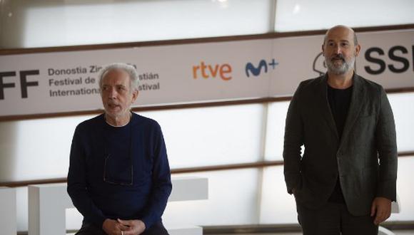 El director español Fernando Trueba (izq.) y el actor Javier Camara posan durante un photocall promocionando la película "El olvido que seremos". (Foto: AFP)
