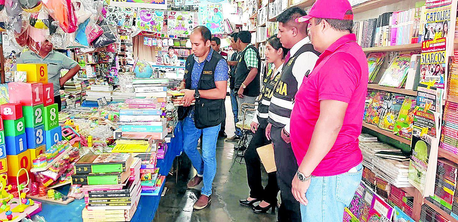 Incautan centenares de libros y discos piratas