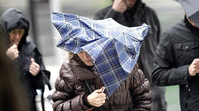 España: Fuertes vientos dejan dos muertos