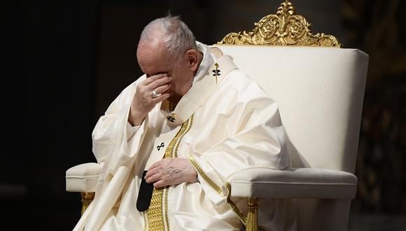 El Papa Francisco reacciona mientras celebra una Santa Misa dentro del Consejo Plenario de las Conferencias Episcopales Europeas en la Basílica de San Pedro en el Vaticano. (Foto: Filippo MONTEFORTE / POOL / AFP)