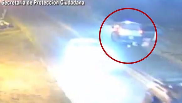 Cámara de Seguridad registró el preciso momento en que la mujer salta del auto en movimiento y en medio de una carretera. (Foto: captura de pantalla | ANDigital | Secretaria de Protección Ciudadana)