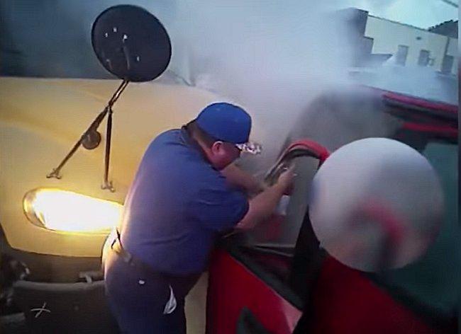 ​YouTube: Mira el tenso rescate de un hombre tras chocar su auto contra bus 