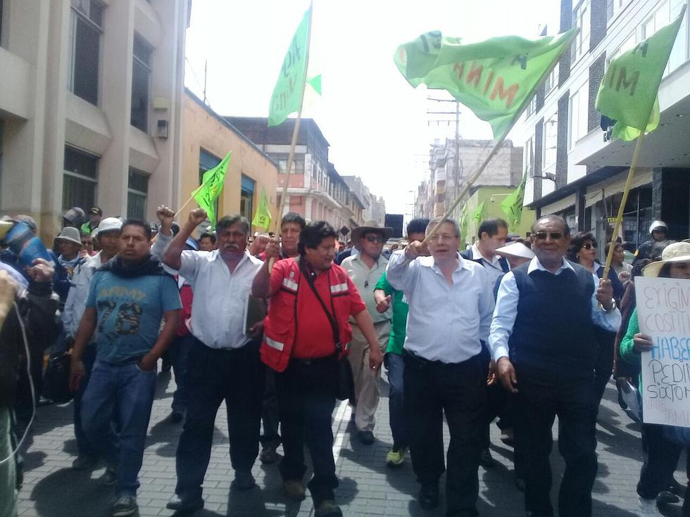 Congresistas protestan contra proyecto minero Tía María (VIDEO)