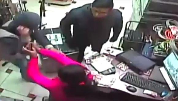 ¡Increíble! Ladrones roban en minutos tienda de música en Juliaca (VIDEO)