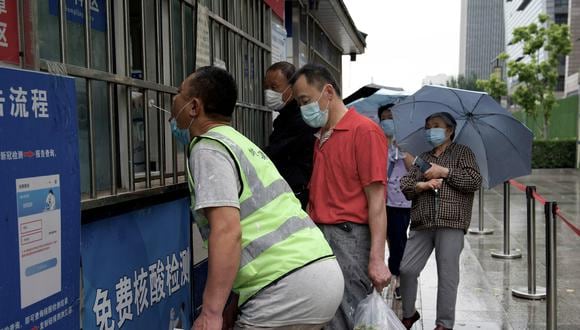 Las personas hacen cola para hacerse la prueba del coronavirus en un sitio de recolección de hisopos en Beijing el 29 de mayo de 2022. (Foto de Noel Celis / AFP)