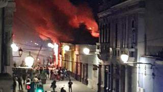 Una casona se incendia en pleno Centro Histórico de Trujillo 