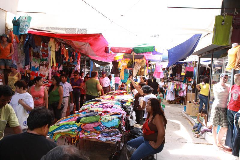 Advierten peligro por hacinamiento en mercado de Lambayeque