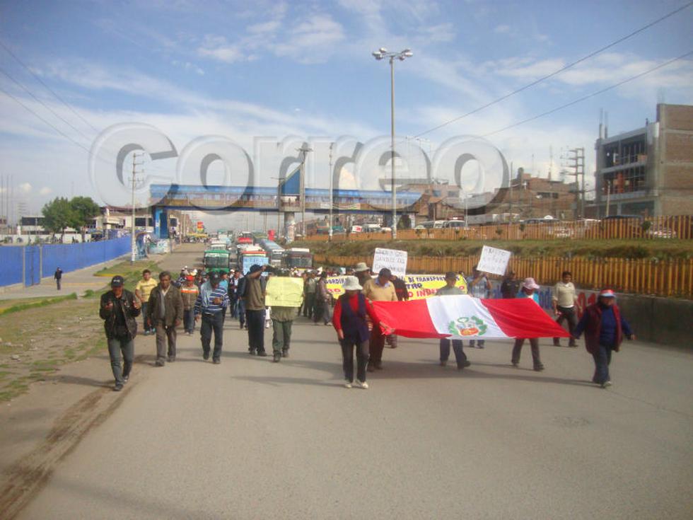 "Acorralan" a transportistas impidiéndoles el paso (VIDEO)