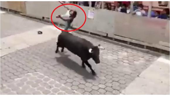 ​YouTube: Toro embiste brutalmente a joven y lo lanza por los aires (VIDEO)