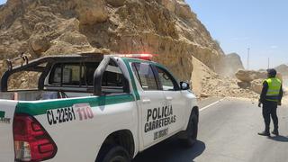 Piura: Policía de Carreteras retira inmensas rocas que cayeron en la vía tras fuerte sismo