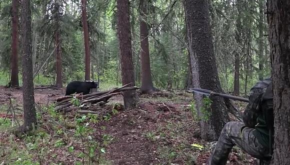 YouTube: Cazador causa polémica por grabar cómo mata a un oso con una lanza