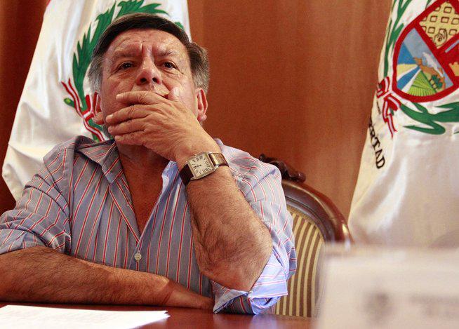 ​César Acuña: Revelan que tesis para obtener título de ingeniero fue desaprobada por unanimidad