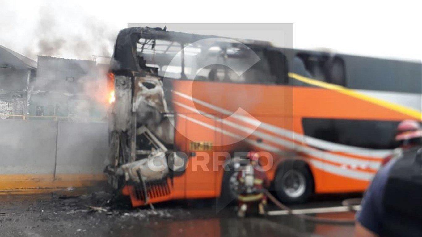 ​Vía de Evitamiento: bus interprovincial se incendió esta mañana en plena carretera (FOTOS y VIDEOS)