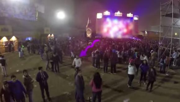 Hombre ataca y derriba drone en concierto de cumbia (VIDEO)