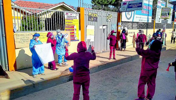 Personal de salud ​del distrito de Chilca se atan las  manos y reclaman por uniformes