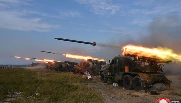 La división de artillería de largo alcance de primera línea del Ejército Popular de Corea del Norte y el escuadrón de la fuerza aérea durante un ejercicio de entrenamiento de ataque con fuego. , en un lugar no revelado. (Foto de KCNA VÍA KNS / AFP)