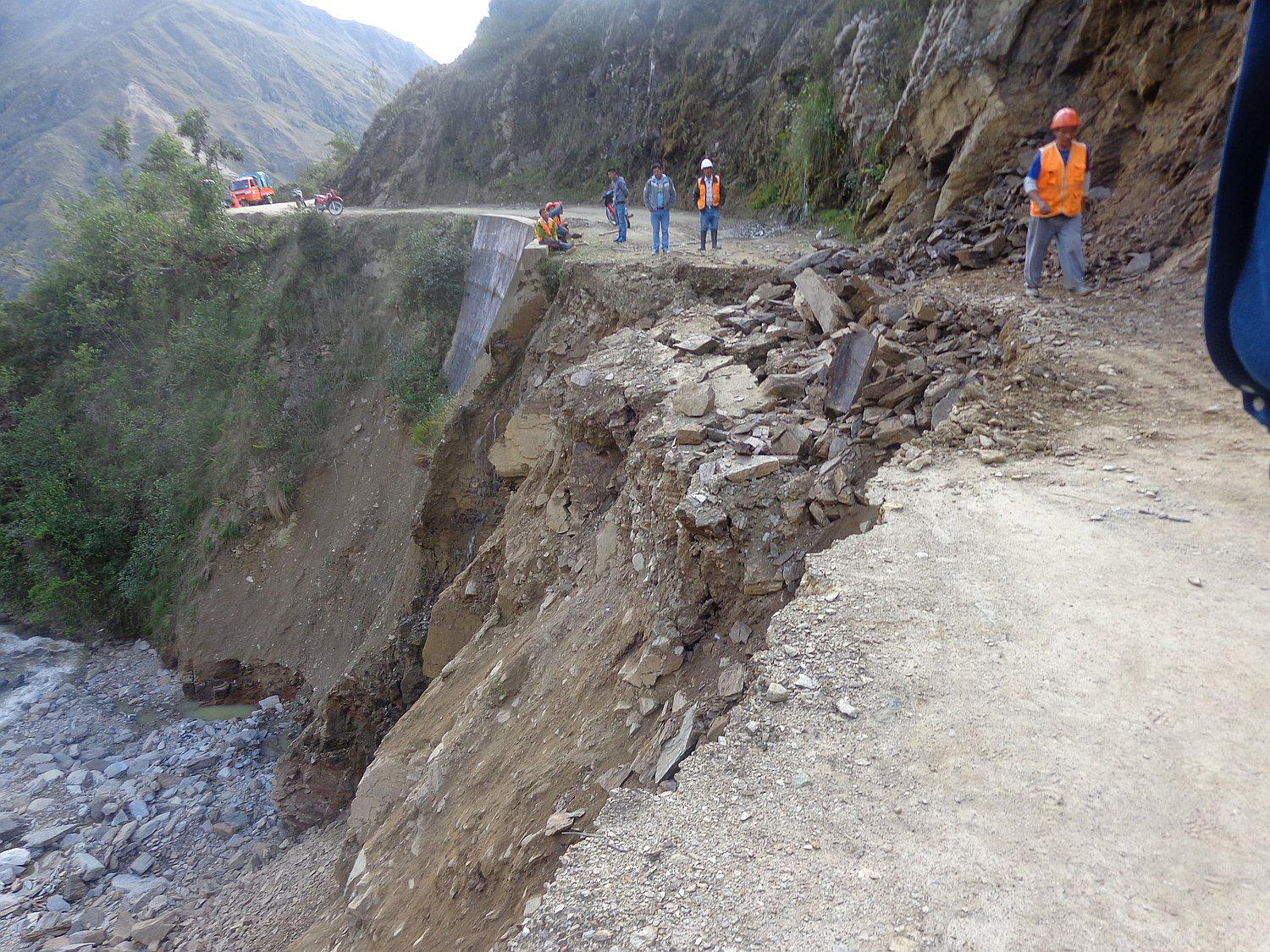 Huaicos bloquean y aislan a dos distritos a horas de las elecciones