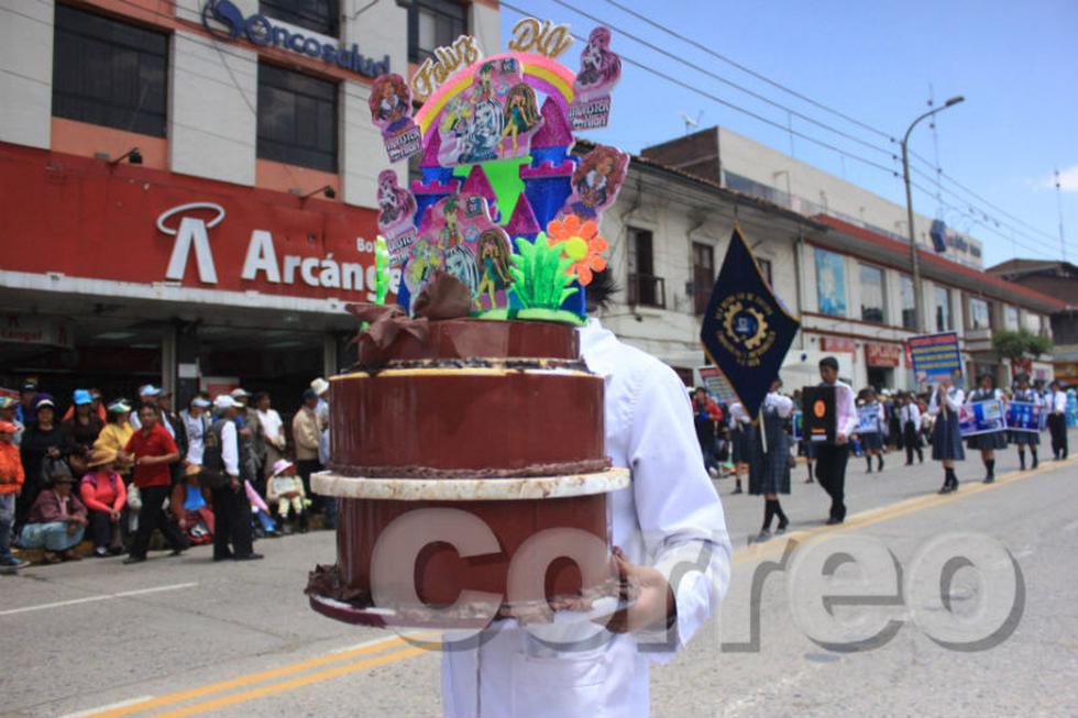 Colorido desfile engalana calles de Huancayo (FOTOS) 