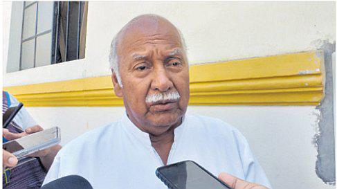 Director de hospital es cuestionado por doble sueldo