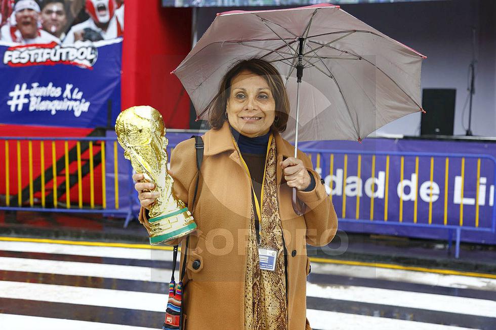 Hinchas peruanos miran el Rusia vs Arabia Saudita desde la Plaza de Armas 