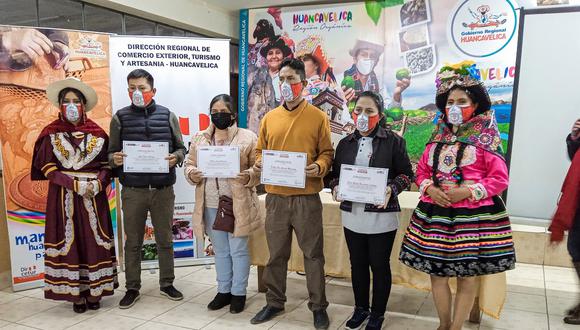 Nueve artesanos de Huancavelica recibieron una felicitación al haber sido reconocidos en un concurso nacional sobre creatividad.